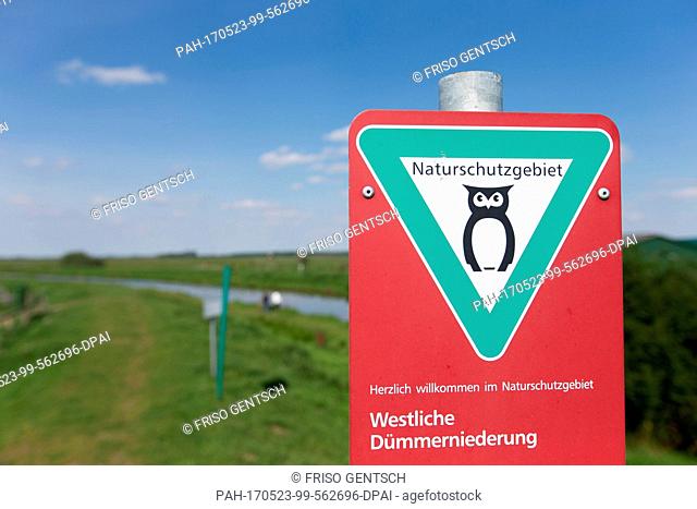 'Westliche Duemmeniederung' (lit. 'Western Duemme Flat') and 'Naturschutzgebiet' (lit. 'Nature reserve') is written on a sign at the Hunte