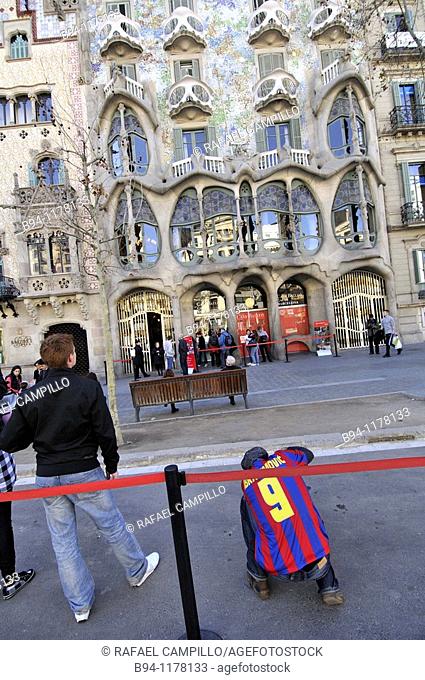 Tourist wearing F.C. Barcelona football shirt taking a picture, Casa Batllo by Antoni Gaudi, Barcelona, Catalonia, Spain