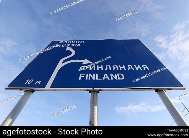 RUSSIA, LENINGRAD REGION - 21 de NOVIEMBRE, 2023: Se observan señales direccionales en el cruce de Torfyanovka en la frontera entre Rusia y Finlandia