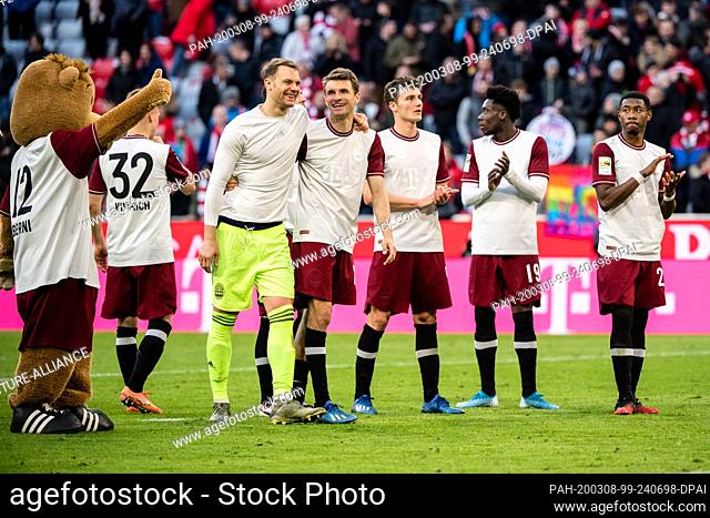 08 March 2020, Bavaria, Munich: Football: Bundesliga, Bayern Munich - FC Augsburg, 25th matchday in the Allianz Arena. Mascot Berni (l-r)