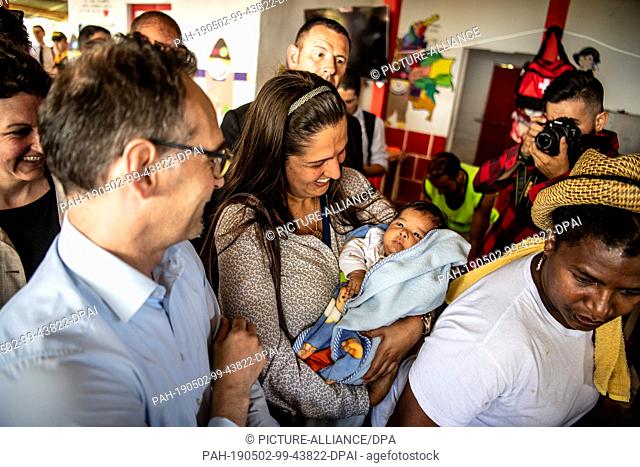 01 May 2019, Colombia, Icononzo: Heiko Maas (l, SPD), Foreign Minister of the Federal Republic of Germany, visits the kindergarten of the reintegration camp...