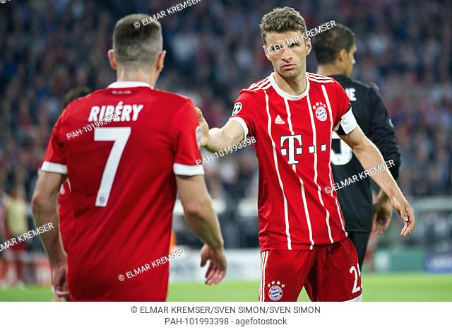 Thomas MUELLER (right, Mssller, M) hands Franck RIBERY (M) his hand, frustrated, frustrated, frozen, #nhalf figure, half figure, gesture, gesture