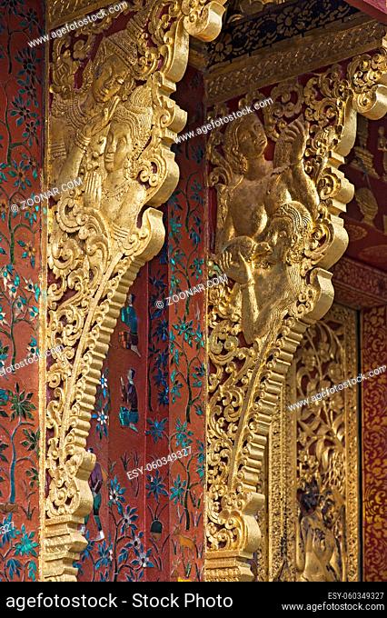 Kunstvoll verzierte Dachstützen mit Darstellungen von Rama und Sita, die Helden aus dem buddhistischen Epos Ramayana (laotische Version Lao Pha Lak Pha Lam)