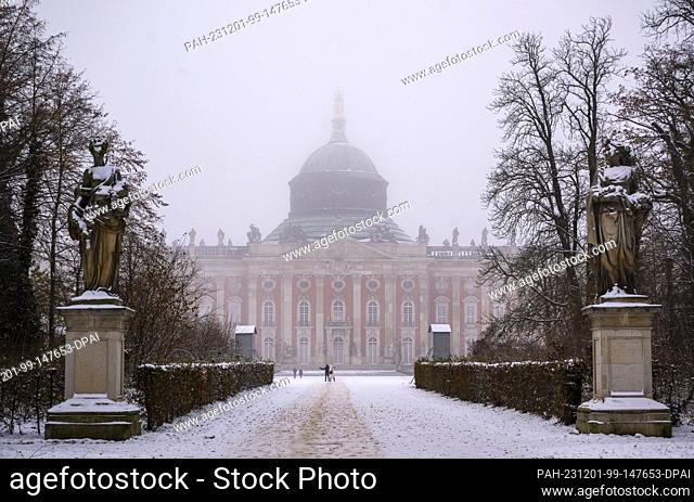 01 December 2023, Brandenburg, Potsdam: Haze lies over the dome of the New Palace in Sanssouci Park in wintry weather. At the beginning of December
