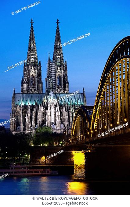 Germany, Nordrhein-Westfalen, Cologne, Cologne Cathedral and Hohenzollern Bridge, evening