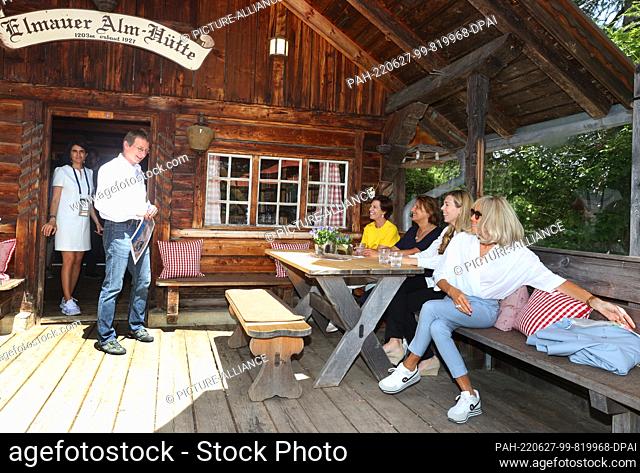 27 June 2022, Bavaria, Elmau: Till Rehm of the Schneefernerhaus Environmental Station, informs at the Elmauer Alm Hut, Amelie Derbaudrenghien