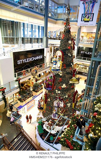 Canada, Quebec Province, Montreal, the underground city, Montreal Trust shopping center, decorated Christmas tree