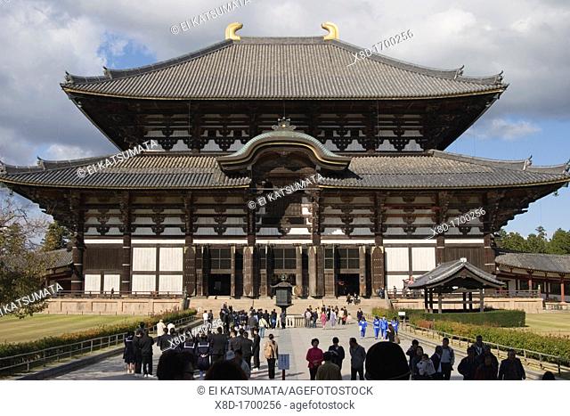 Visitors approaching the Daibutsuden Great Buddha Hall, which is the largest wooden structure in the world, Todaiji Temple, Nara, Kansai Region, Japan