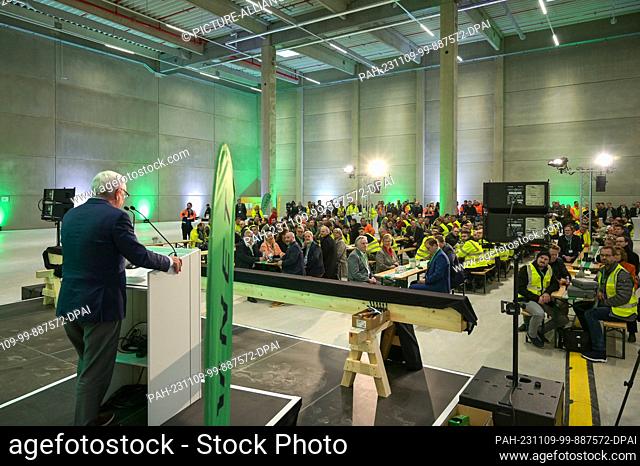09 November 2023, Saxony-Anhalt, Bernburg: Phil Gallagher (l), CEO of Avnet Inc., speaks at the topping-out ceremony for the shell of the US company's major...