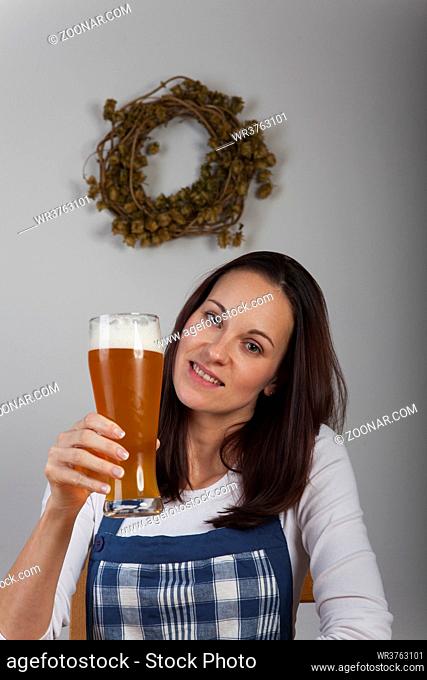 Bayerische Frau und ein Bier