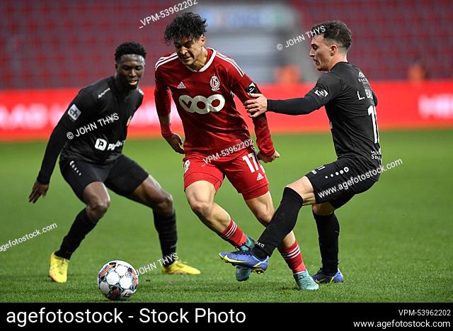 SL16's Ilyes Ziani fights for the ball during a soccer match between SL16 FC and KMSK Deinze, Saturday 26 November 2022 in Liege