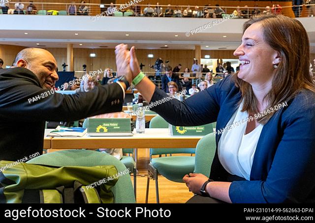 14 October 2023, Baden-Württemberg, Weingarten: The state chairwoman of the Green Party, Lena Schwelling, gossips with the federal chair of the Green Party