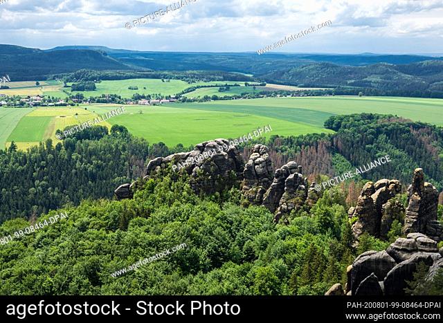08 June 2020, Saxony, Bad Schandau: The rocks of the Schrammsteine belong to a rock group near the Elbe and are a popular destination for excursions