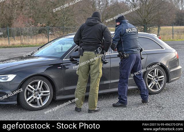 14 January 2020, Brandenburg, Frankfurt (Oder): Sven Umland (r), Senior Police Commissioner at the Federal Police and Damian Kuzynin