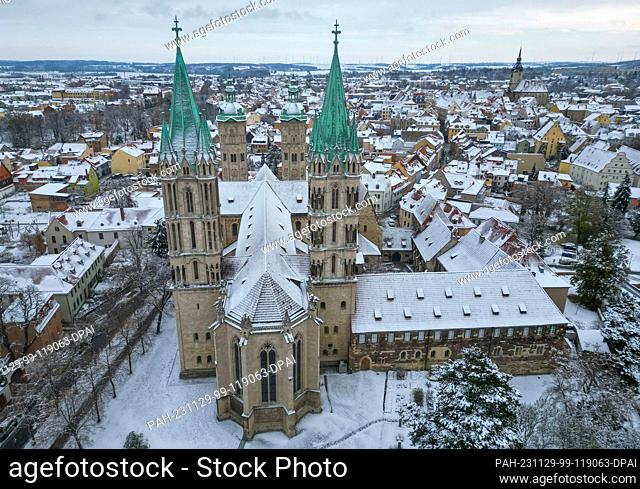 29 November 2023, Saxony-Anhalt, Naumburg (Saale): Snow covers the historic cathedral in Naumburg. After heated discussions