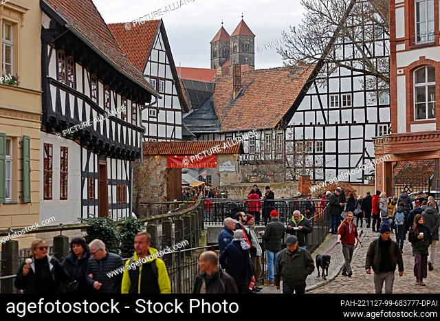 27 November 2022, Saxony-Anhalt, Quedlinburg: Visitors walk through the city Quedlinburg. Quedlinburg once again attracted thousands of visitors to the city on...