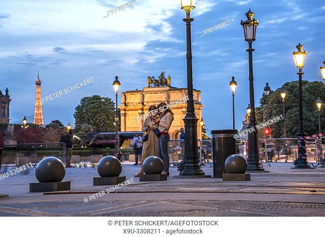 Triumphbogen Arc de Triomphe du Carrousel in der Abenddämmerung, Paris, Frankreich | triumphal arch Arc de Triomphe du Carrousel at dusk, Paris, France