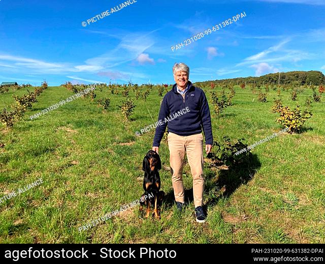 PRODUCTION - 16 October 2023, Rhineland-Palatinate, Seibersbach: Truffle farmer Job von Nell is walking with his dog Eddi on a plantation established about...