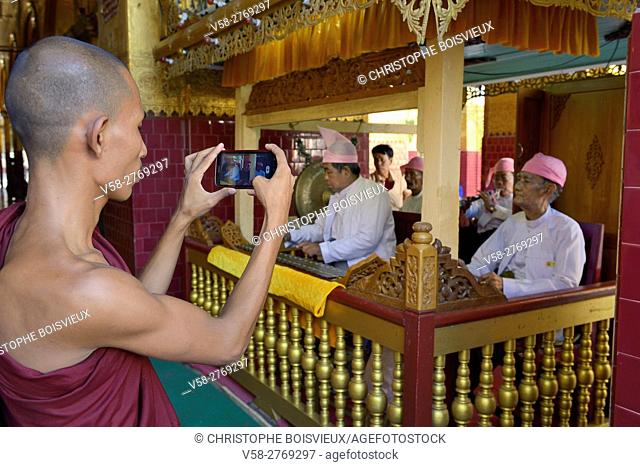 Myanmar, Mandalay, Mahamuni pagoda, Closing ceremony of the pagoda
