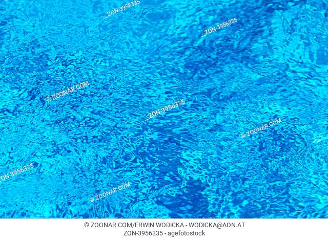 Die blaue Wasseroberfläche in einem Schwimmbad als Hintergrund