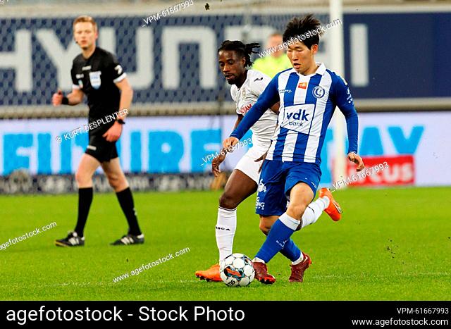 Gent's Hyunseok Hong and Anderlecht's Majeed Ashimeru fight for the ball during a soccer match between KAA Gent and RSC Anderlecht, Sunday 05 March 2023 in Gent