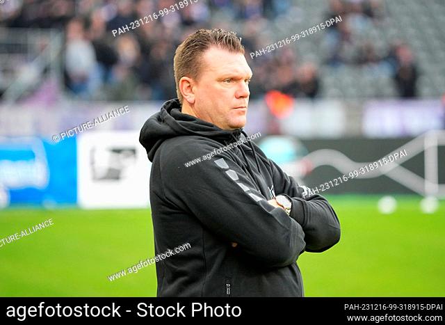 16 December 2023, Berlin: Soccer, Bundesliga 2, Hertha BSC - VfL Osnabrück, Matchday 17, Olympiastadion. Osnabrück coach Uwe Koschinat stands on the sidelines...