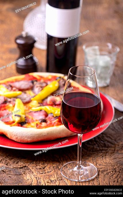 Rotwein und eine frische Pizza