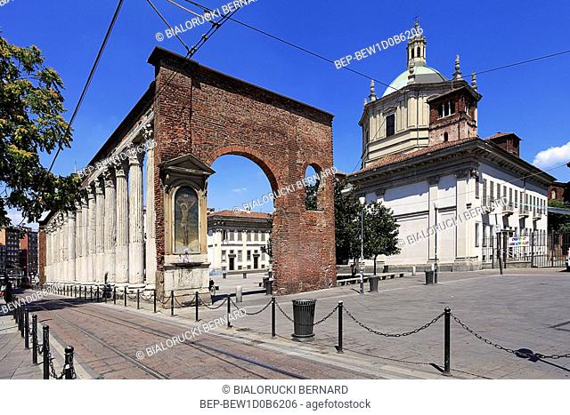 Wlochy - Lombardia - Mediolan - bazylika sw. Wawrzynca - Basilica di San Lorenzo Maggiore oraz rzymskie kolumny Colonne di San Lorenzo - przy Corso di Porta...