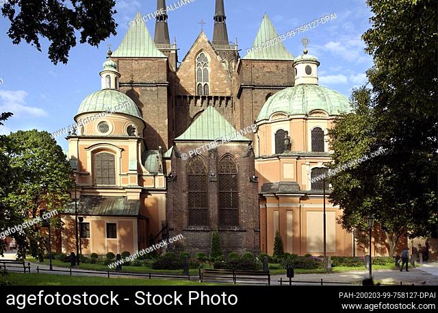 27 August 2001, Poland, Breslau: The Cathedral of St. John the Baptist of the Archdiocese of Wroclaw. The church towers of the cathedral are the highest church...