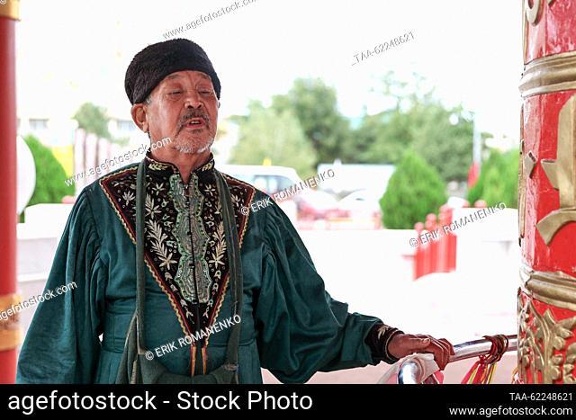 RUSSIA, ELISTA - 16 de septiembre de 2023: Un hombre en una rueda de oración en la Pagoda de Siete Días en la Plaza Lenin. Erik Romanenko/TASS