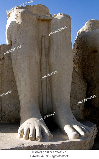 Luxor, Egypt. Temple of Merenptah (Baenra Meriamon) XIX° dyn. son of Ramses II the Great: remaining of a statue af a King