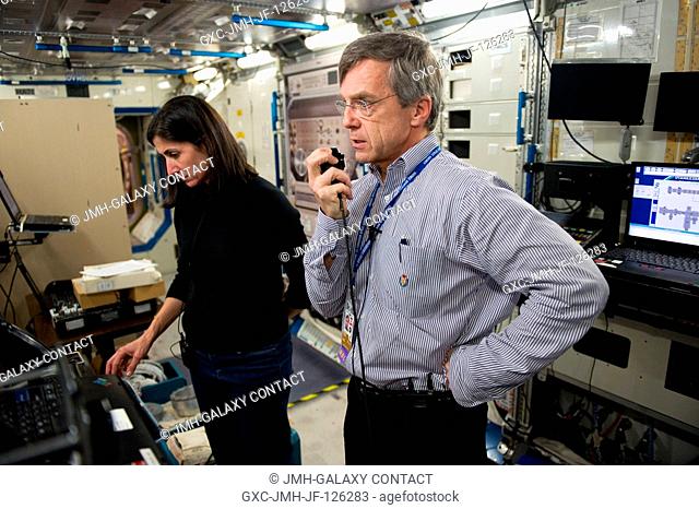 Astronaut Nicole Stott and Canadian Space Agency astronaut Robert Thirsk, both Expedition 2021 flight engineers, participate in a training session in an...