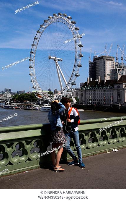 Tourists and locals enjoying the sunshine in Westminster. Featuring: Atmosphere, View Where: London, United Kingdom When: 06 Jun 2018 Credit: Dinendra...