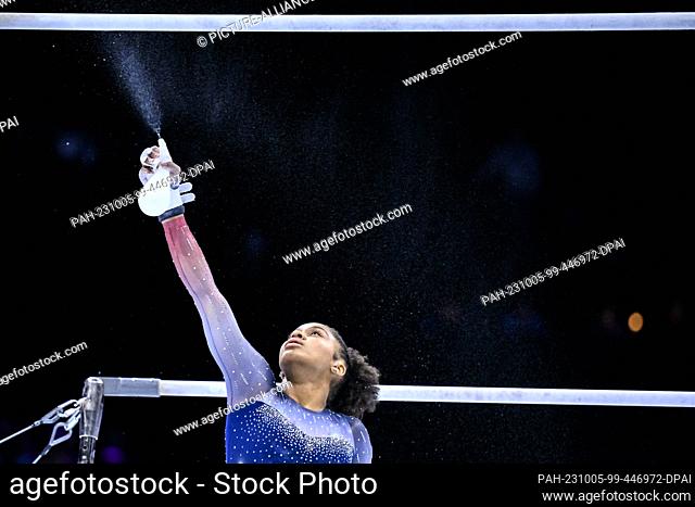 04 October 2023, Belgium, Antwerpen: Gymnastics: World Championship 2023, Women, Team, Final, Sportpaleis. Skye Blakely from the USA sprays water before her...