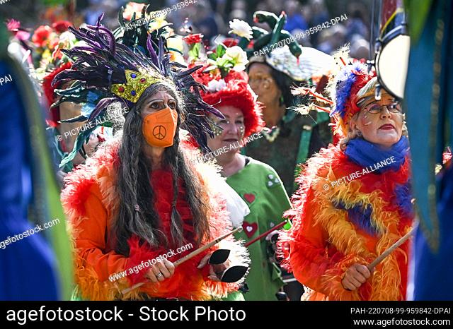 dpatop - 08 July 2022, Bremen: People in colorful costumes join in the 37th Bremen Samba Carnival. The summer carnival takes place in the Bremen Wallanlagen...