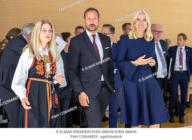 Crown Prince HAAKON (center) and Crown Princess METTE-MARIT from Norway (right) enter the Guest House, half figure, half figure, landscape format