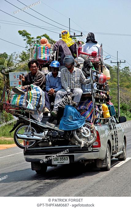 OVERCROWDED PICKUP TRUCK BRINGING WORKERS BACK FROM THE FIELDS, BANG SAPHAN, THAILAND, ASIA