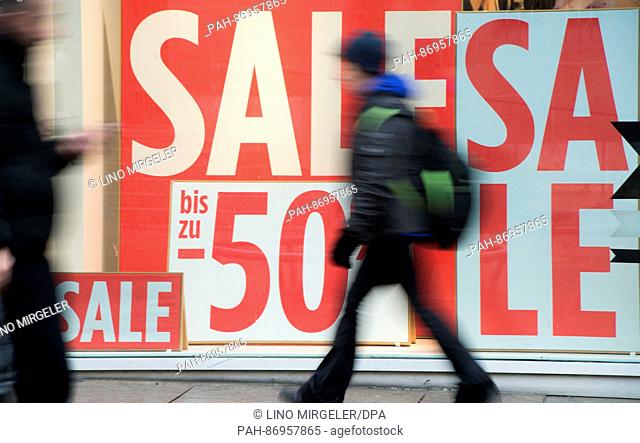 A huge sign ""SALE"" advertising discounts can be seen in the inner-city of Stuttgart, Germany, 02 January 2017. Photo: Lino Mirgeler/dpa | usage worldwide