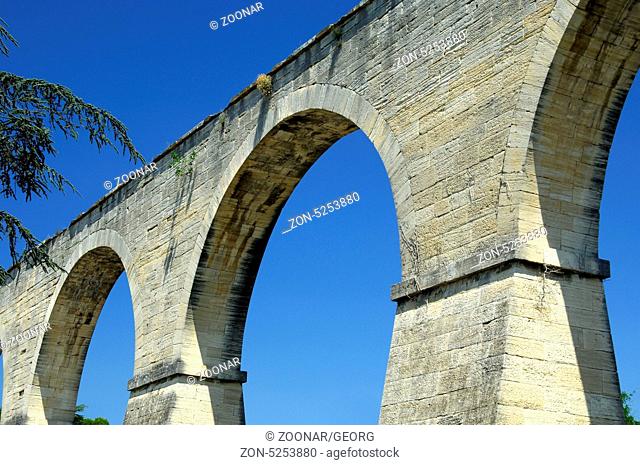 Aquädukt, Carpentras, Provence, Frankreich / Aqueduct, Carpentras, Provence, France