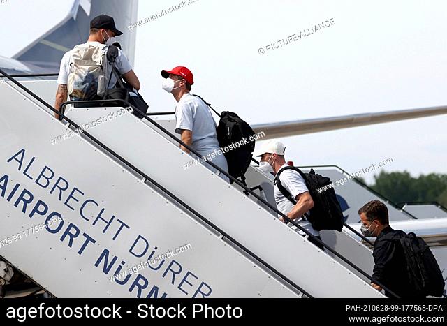 28 June 2021, Bavaria, Nuremberg: Football: European Championship, Round of 16, before the England - Germany match, departure of the national team from Albrecht...