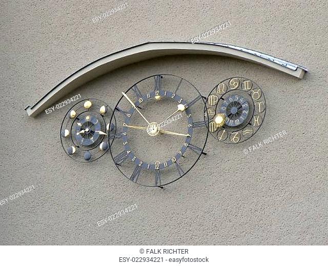 Astronomische Uhr, Mondphasenuhr an einer Hauswand