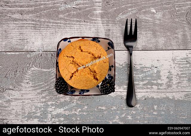 Muffin auf Schale und verwittertem Holz - Muffin in bowl on weathered wood