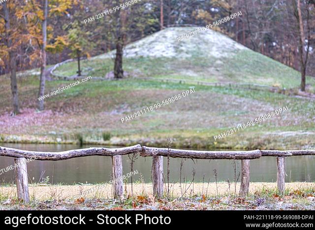 18 November 2022, Brandenburg, Cottbus: The first snowflakes lie on a fence in Branitzer Park Cottbus. These fell early this morning at temperatures just below...