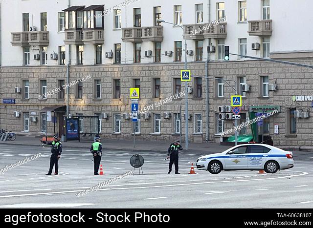 RUSSIA, MOSCOW - JULY 24, 2023: Police officers are seen by a building at 5/2 Komsomolsky Prospekt Street after a drone attack. Valery Sharifulin/TASS