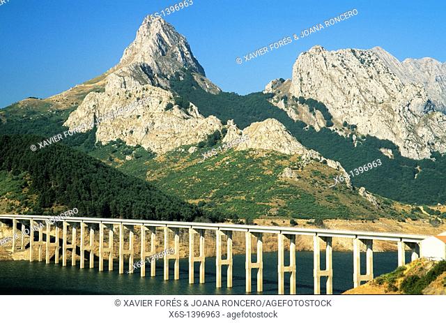 Dam and peaks of Riaño, National Reserve of Riaño, Regional Park of Picos de Europa, León, Spain