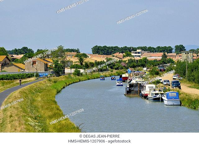 France, Herault, Villeneuve les Beziers, Canal du Midi listed as World Heritage by UNESCO, barges moored on the Walk St Louis