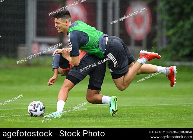 13 July 2021, Hessen, Frankfurt/Main: Keven Schlotterbeck (r) and Nadiem Amiri collide during the final training of the German Olympic football team at...