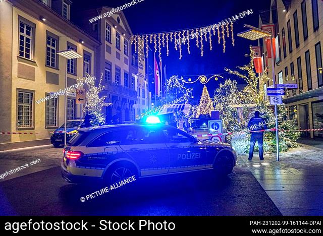 02 December 2023, Baden-Württemberg, Göppingen: Police officers secure the Christmas market. Police evacuated a Christmas market in Göppingen on Saturday after...