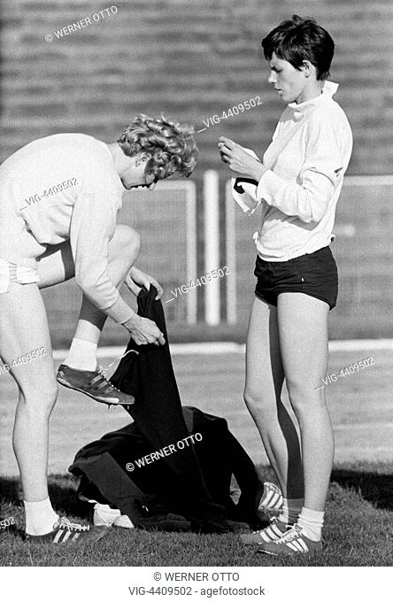 Sixties, black and white photo, sports, athletics, contests 1966 in Gladbeck in preparation for the European Championships in Budapest, track racing, women