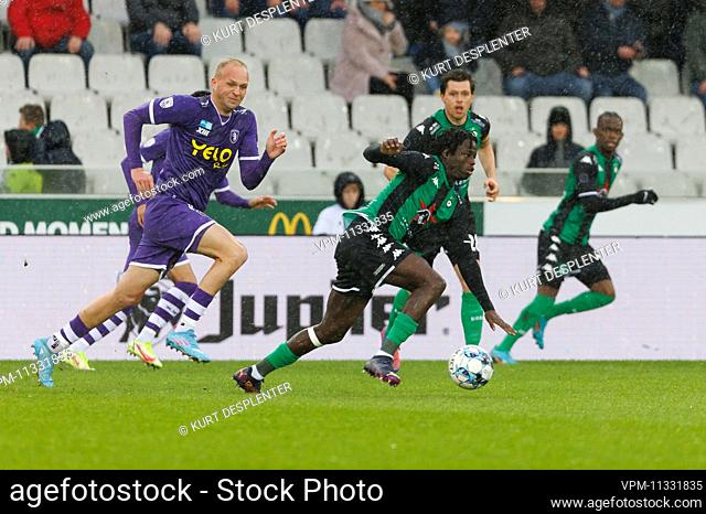 Beerschot's Raphael Rapha Holzhauser and Cercle's Leonardo Lopes Da Silva fight for the ball during a soccer match between Cercle Brugge and Beerschot VA